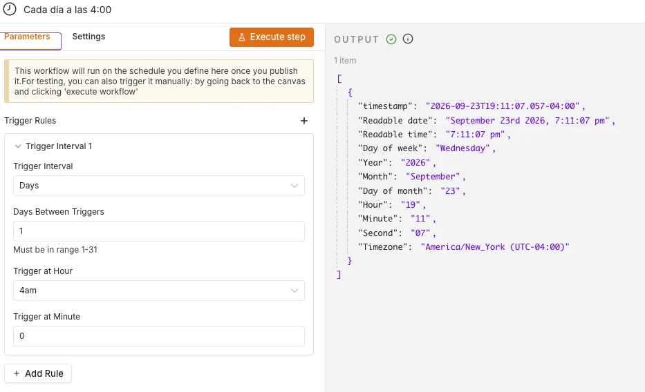 Panel de configuración de un disparador de n8n: intervalo en días, cada 1 día, hora 4am, minuto 0. A la derecha, la salida en JSON indica la zona horaria America/New_York en UTC menos cuatro.